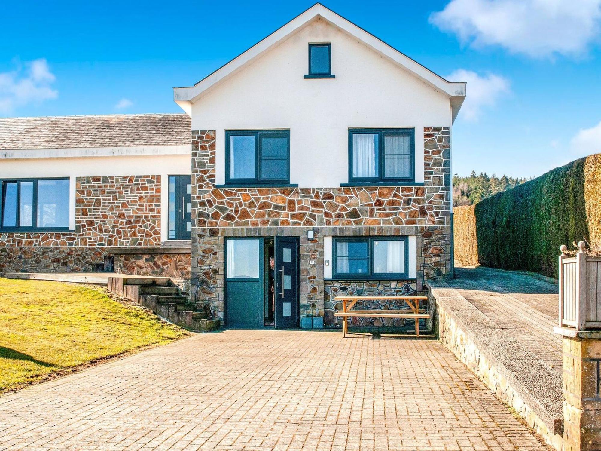 Sophisticated Holiday Home In Lierneux Near Forest 외부 사진